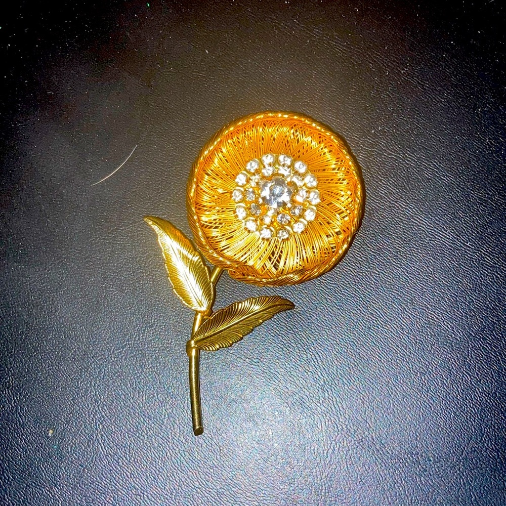 Vintage Gold tone wire & rhinestone brooch.